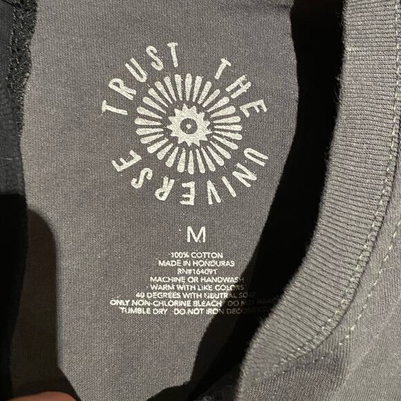 Trust the Universe 2 into 1 Super Cool Size Medium T Shirt - Picture 3 of 3